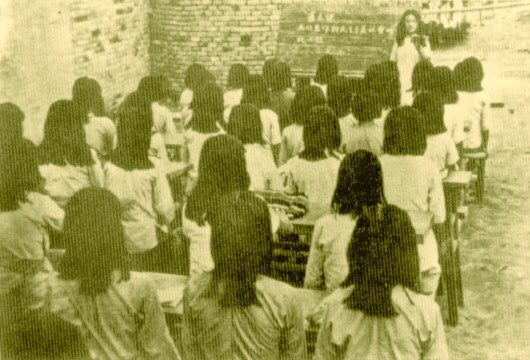 根据地妇女识字班.png