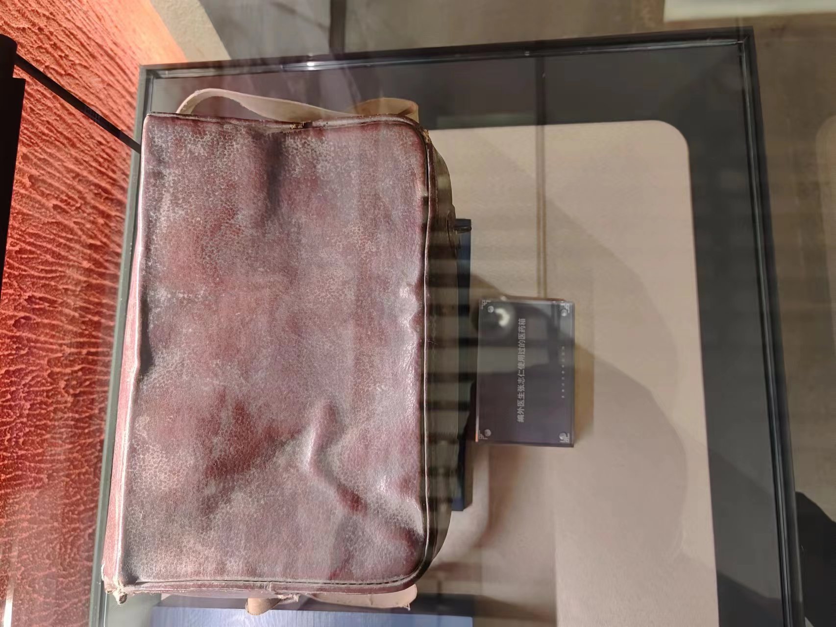 107  编外医生张志仁使用过的医药箱.jpg