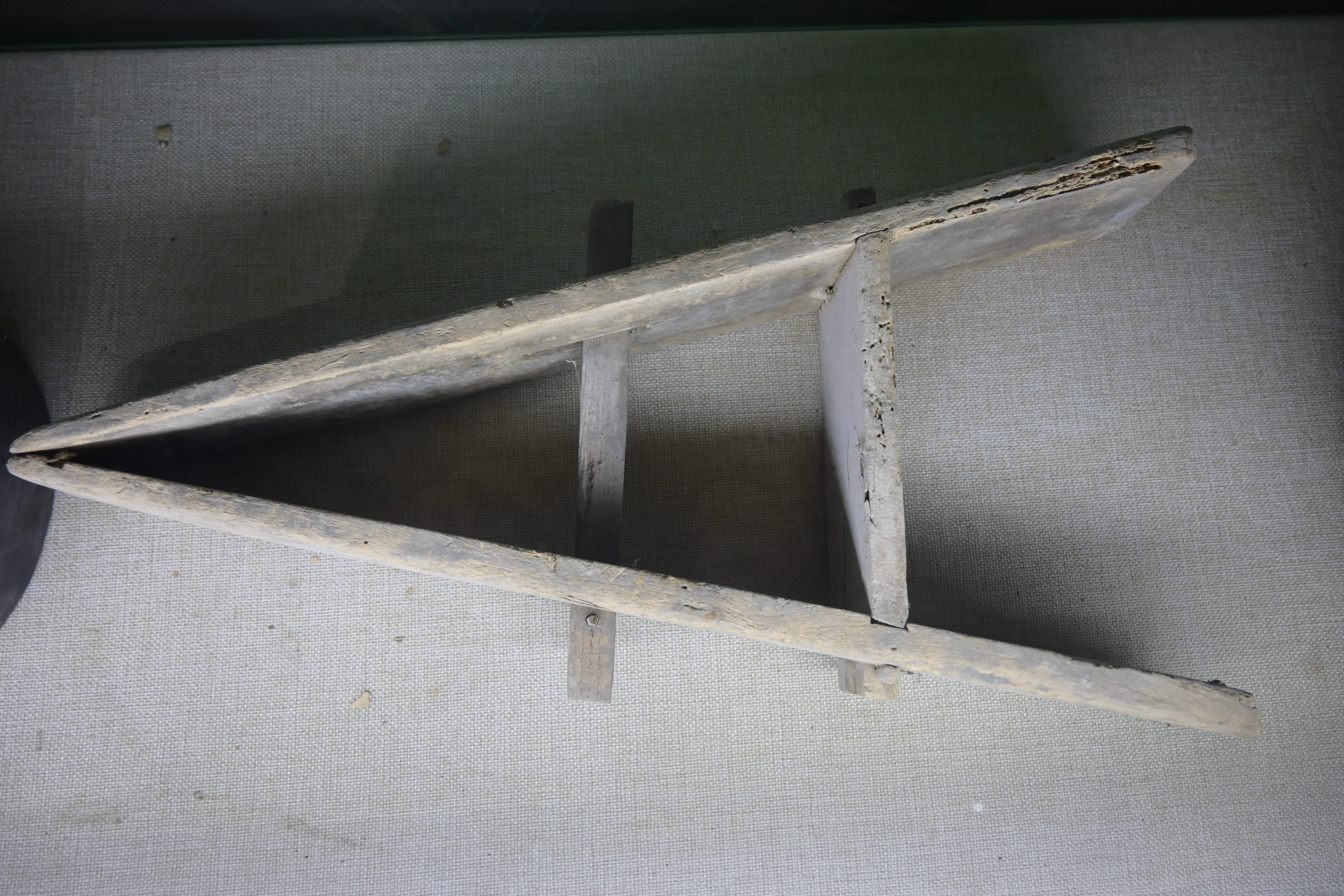 105.常大娘浮雕处物品夹板子（三角梯）.JPG