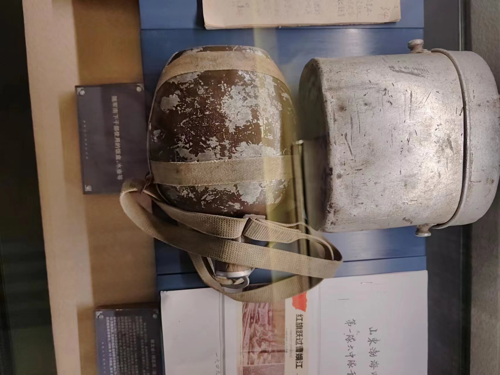 85  随军南下干部使用过的饭盒，水壶等.jpg